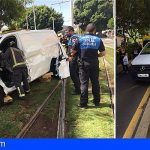 Bomberos de Tenerife excarcelan al conductor de un vehículo que colisionó contra el tranvía