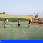 Más de una veintena de niños y niñas participan en la Escuela Municipal de Tenis de San Miguel