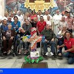 Los mayores de Granadilla realizan la ofrenda a la Virgen del primer premio de cruces Ansina