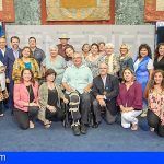 Una delegación de descendientes canarios de San Antonio de Texas visitan el Cabildo de Tenerife