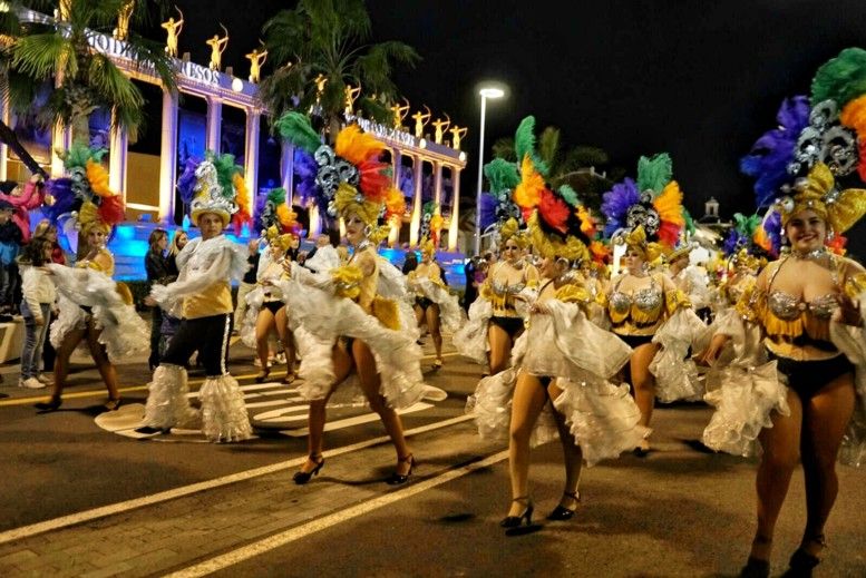 Bisschop Jonge dame Onderwijs Un millar de personas desfilan en la Cabalgata Anunciadora del Carnaval de  Los Cristianos - El Digital Sur