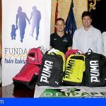 La Fundación Pedro Rodríguez Ledesma entrega en Santiago del Teide mochilas con material escolar