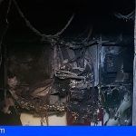 Los bomberos extinguen un incendio en un edificio en Adeje