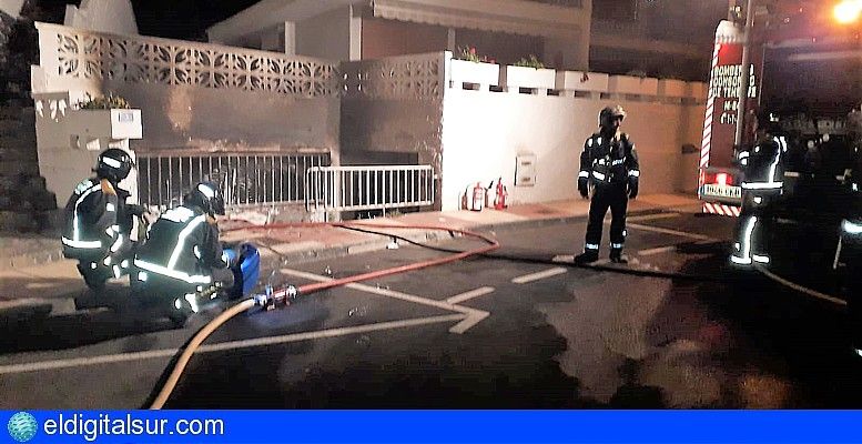 Bomberos de Tenerife interviene en la extinción de un incendio en un