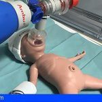 La Candelaria forma a futuros médicos especialistas en reanimación neonatal con un maniquí a escala real