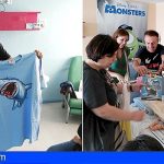 Los niños hospitalizados en el HUC reciben regalos de Loro Parque Fundación y Santillana