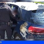 Dos hombres roban violentamente a un indigente en el paseo de Las Canteras