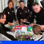 Agentes de la Policía Nacional visitan pacientes pediátricos de La Candelaria y el HUC