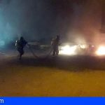 Los bomberos extinguen un incendio de un vehículo abandonado en Las Galletas