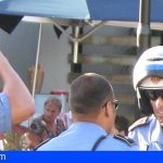 Santa Cruz | Una mujer multada por una infracción de tráfico sustrae dos cascos policiales