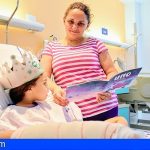 La Candelaria regala a los pacientes pediátricos ‘Uno’, un cuento infantil escrito por un enfermero