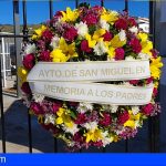 San Miguel coloca una corona de flores en el cementerio municipal en memoria de los padres que ya no están
