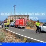 Rescatan a un conductor tras precipitarse en la carretera Guía de Isora-Playa San Juan, en la TF-463