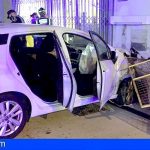 Un herido grave tras colisionar contra una gasolinera en La Camella