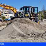 Arona acondiciona y sanea la arena de la Playa de Los Cristianos ante la próxima temporada turística