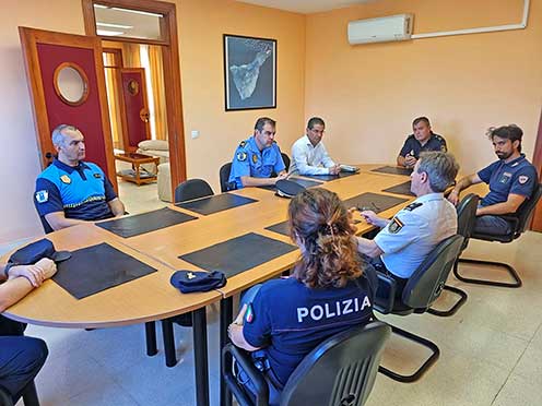 Policías Italianos patrullan Arona Tenerife