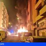 Incendio en Santa Cruz perjudica a 5 vehículos y vecinos de la calle Pérez de Rozas