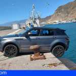 Salvan vehículo de caer al mar en la Dársena Pesquera de Santa Cruz de Tenerife