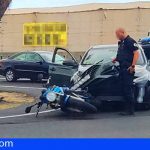 Motorista herido tras ser colisionado por un coche en la rotonda del Palm-mar