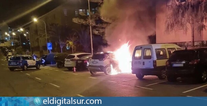 incendio-coche-en-los-cristianos-270324 Investigación abierta por un incendio que calcinó un coche en Los Cristianos