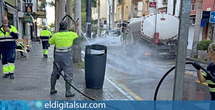 Operativo de limpieza en Los Cristianos