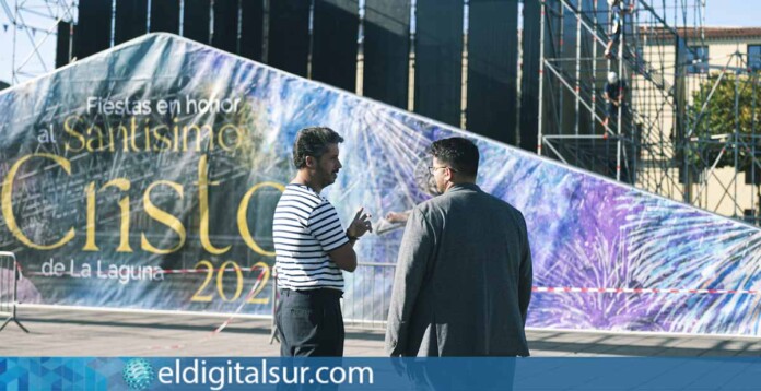 Luis Yeray Gutiérrez y Dailos González en el montaje del escenario de las fiestas del Cristo 2023