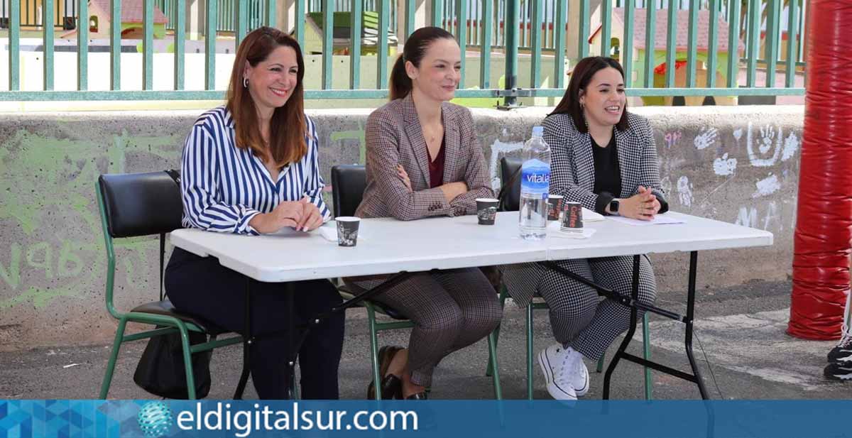 La alcaldesa junto con dos concejalas de Arona se unen a un evento escolar en el CEIP Parque La Reina, centrado en política, género e igualdad
