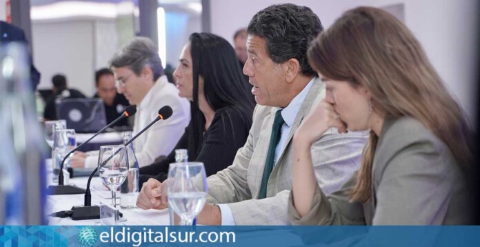 ¿Está Canarias condenada al colapso? El CEST señala el crecimiento demográfico, no el turismo