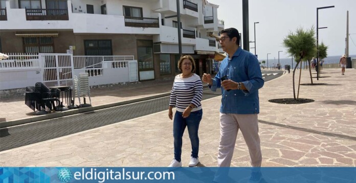 Josefa-Mesa-y-Pedro-martin-en-el-paseo-de-playa-san-juan-150424 Av. del Emigrante, en Playa San Juan