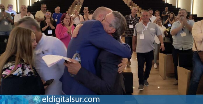 Momento de felicitaciones hacia el nuevo secretario general de los Sindicalistas de Base de Canarias, Francisco Javier Fernández Martín - Foto: Pepe Aquino