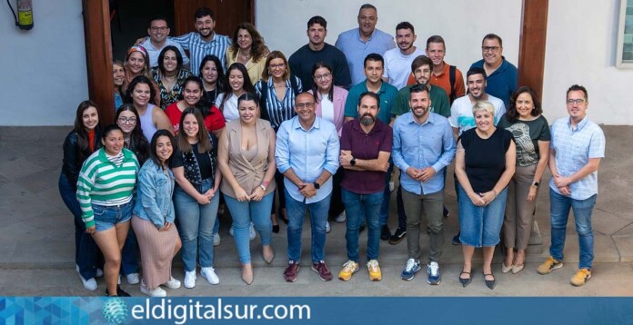 Imágenes del grupo de trabajadores del programa ‘Primera Experiencia Profesional’ con los responsables municipales