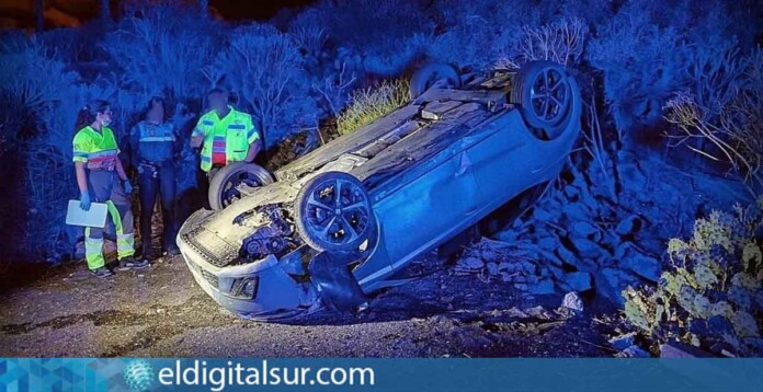 Tres jóvenes sobreviven "de milagro" a un violento accidente de tráfico en Arona