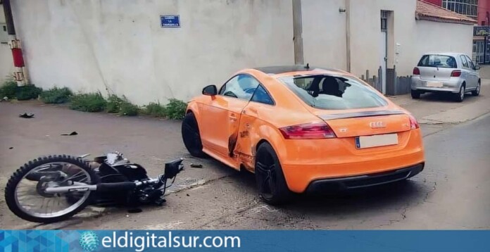 Motorista impacta deportivo en la laguna sale catapultado varios metros
