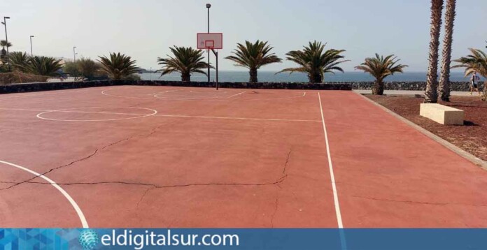 Cancha de baloncesto en el paseo de La Jaquita, en Alcalá.