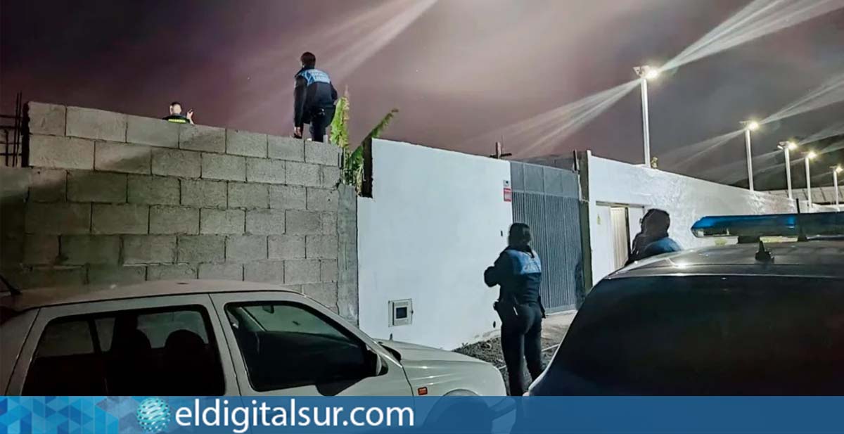 Agentes de la Guardia Civil y Policía Local Arona, encima de los muros / Foto: Policía Local de Canarias Blog