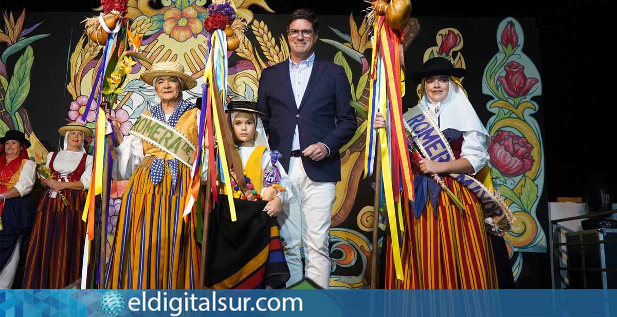 Emilio Navarro junto a las nuevas romeras de Santiago del Teide