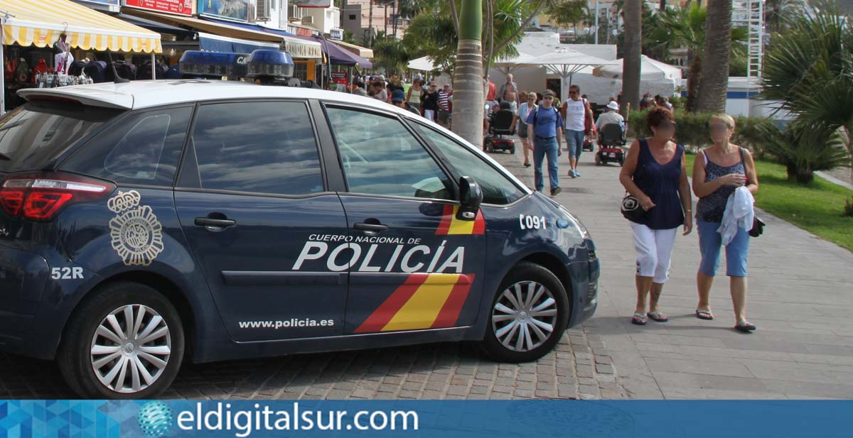 Patrulla de la Policía Nacional vigilando la zona turística del sur de Tenerife