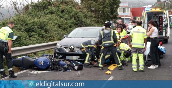 Aparatoso choque frontal entre un motorista y un coche en la TF-21 en La Orotava