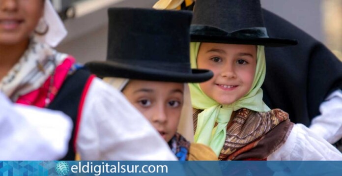 680 niños y niñas desfilarán por la capital tinerfeña en honor al Día de Canarias