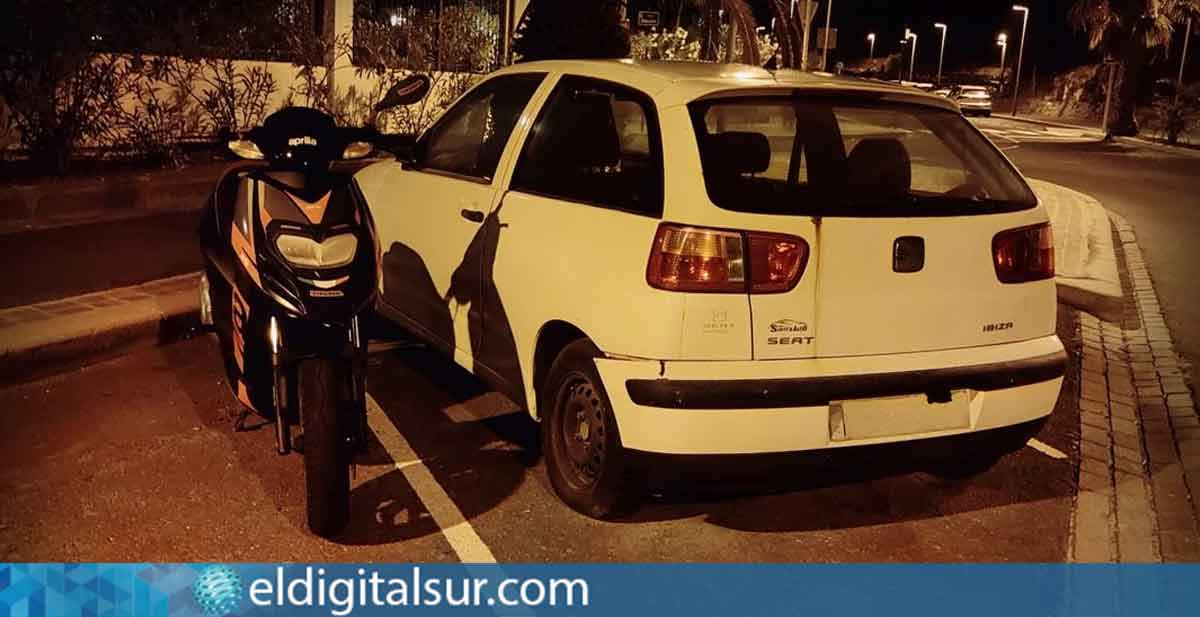 Un agente de Arona en camino a casa, notó algo inusual en este ciclomotor estacionado en una zona oscura