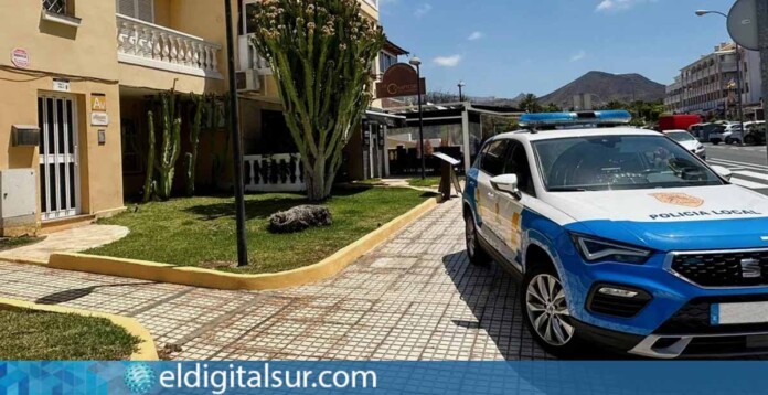 La Policía de Arona rescata a una mujer que aparece desnuda y amenaza con saltar desde un segundo piso