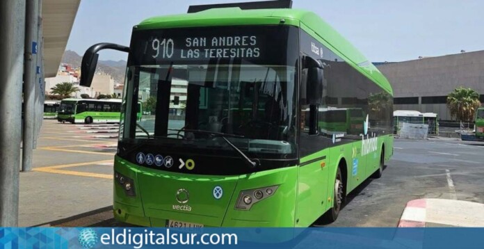 Guagua de la línea 910 de Titsa