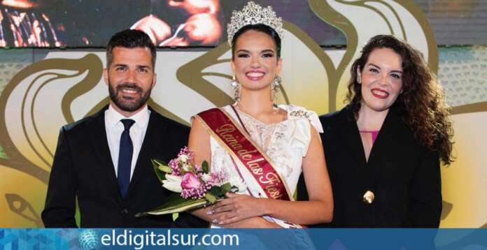 Tayri Delgado, junto a Francisco Santos y Jennifer Miranda, en la coronación
