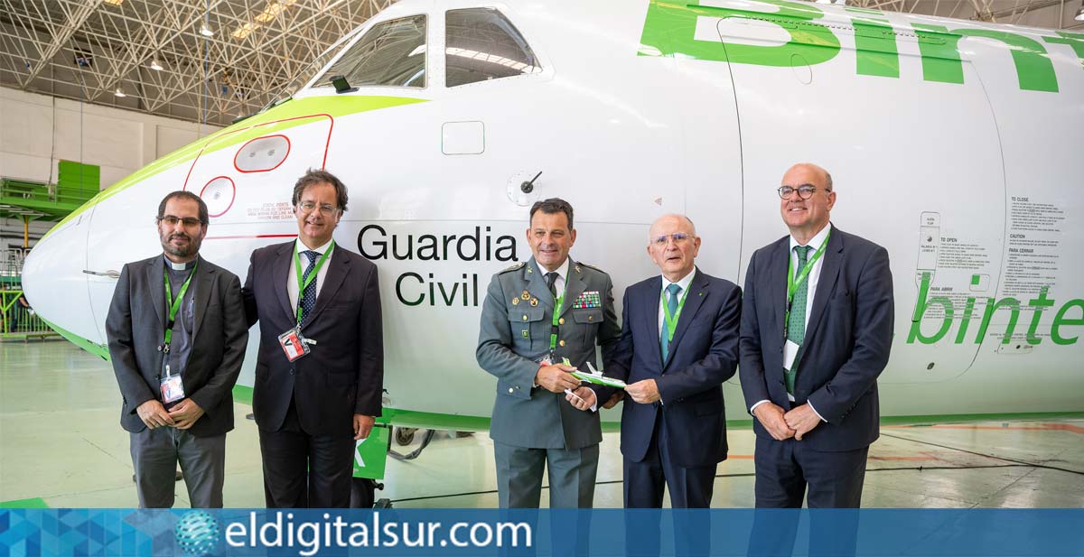 Un avión de Binter lleva el nombre de la Guardia Civil en reconocimiento a su labor