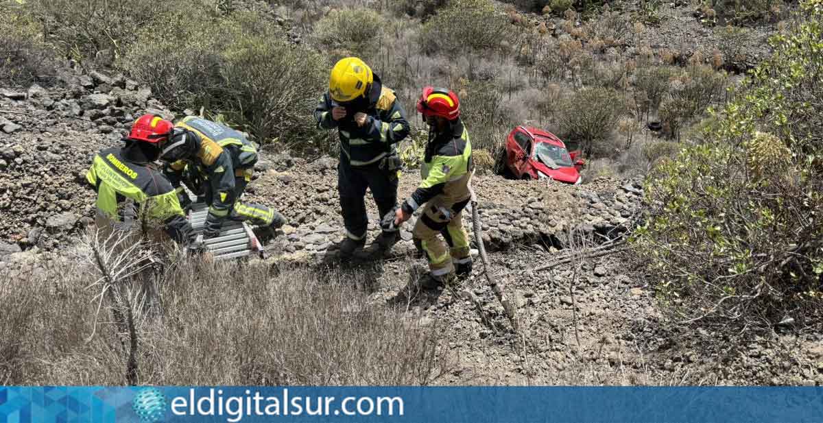 Un coche con cinco personas se precipita por un barranco en Guía de Isora