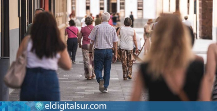 Personas caminando por una calle en Tenerife