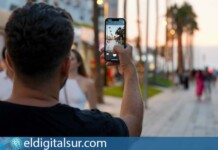 Una persona toma una fotografía