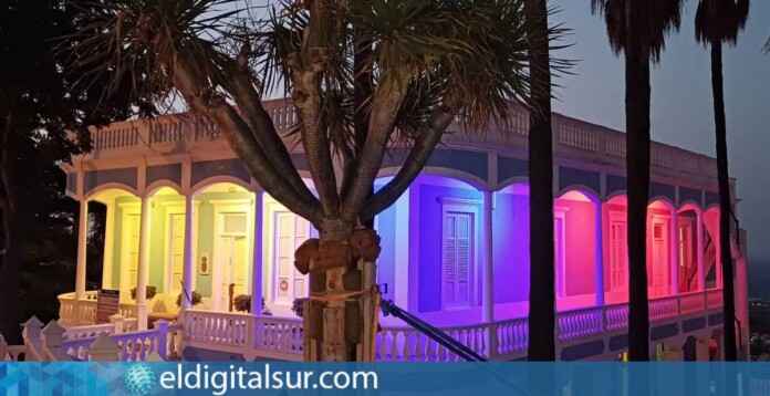 La fachada del ayuntamiento de San Miguel de Abona se ilumina con la bandera del pueblo de Venezuela