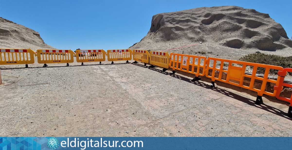 Vallas instaladas en la costa de Tajao