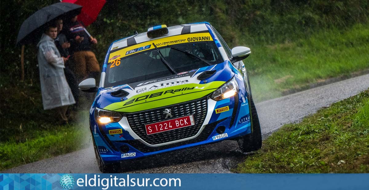 El Peugeot 208 Rally4 de Giovanni Fariña en plena acción durante el 47º Rallye Villa de Llanes